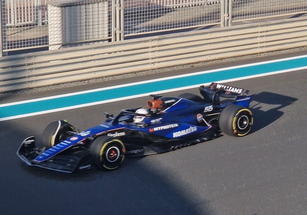 Карлос Сайнс дебютировал за рулём машины Williams. Видео