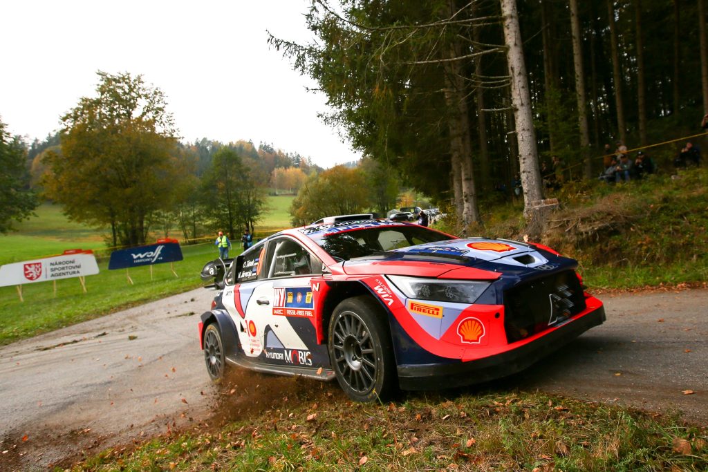WRC разрешит использование в гонках седанов и кроссоверов