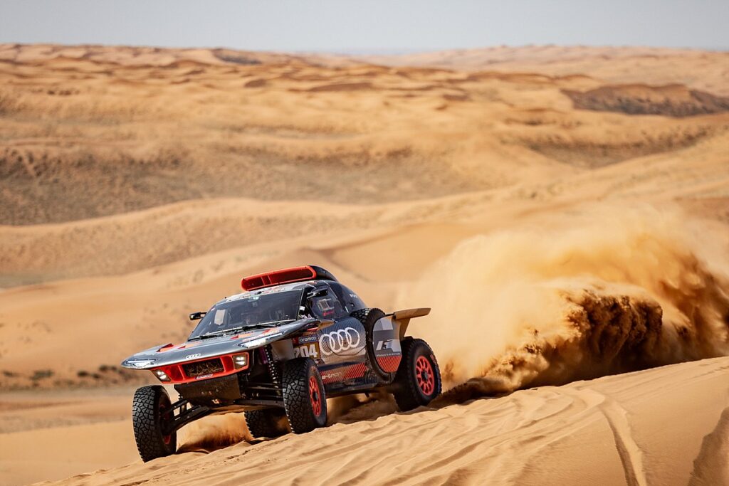 Sainz ‘can’t let his guard down’ as Loeb chases him for Dakar win