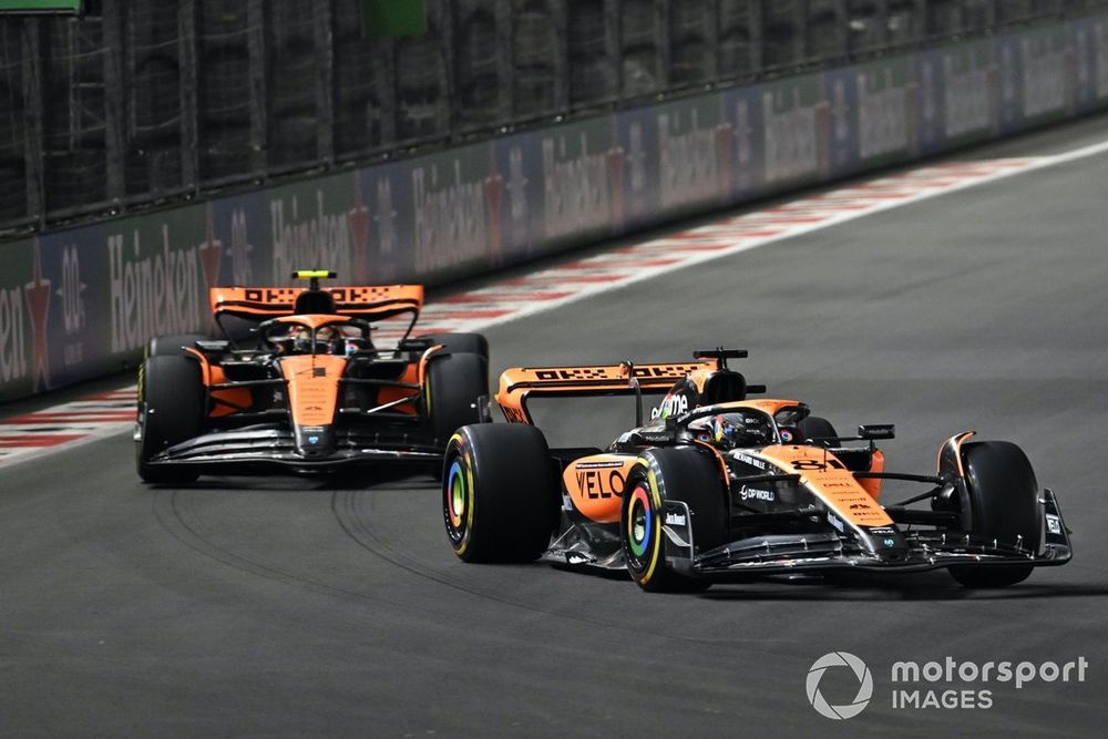 Oscar Piastri, McLaren MCL60, Lando Norris, McLaren MCL60