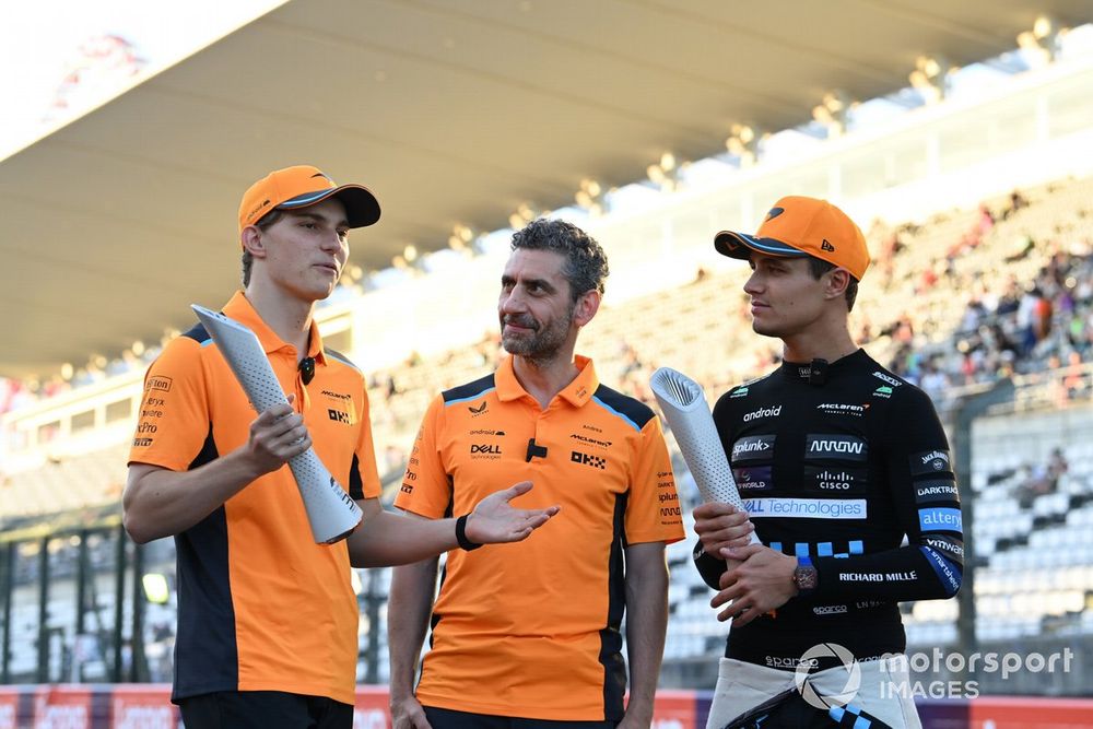 Oscar Piastri, McLaren, 3rd position, Andrea Stella, Team Principal, McLaren, Lando Norris, McLaren, 2nd position, with the trophies