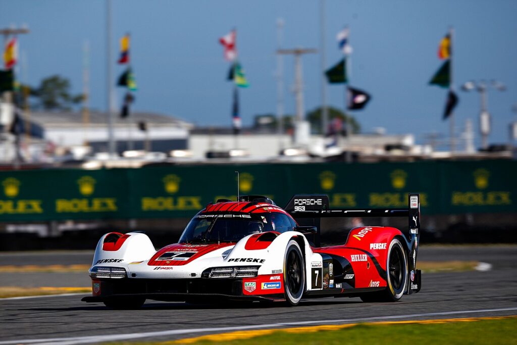 #7 Porsche in control, Cadillac second #7 Porsche in control, Cadillac second