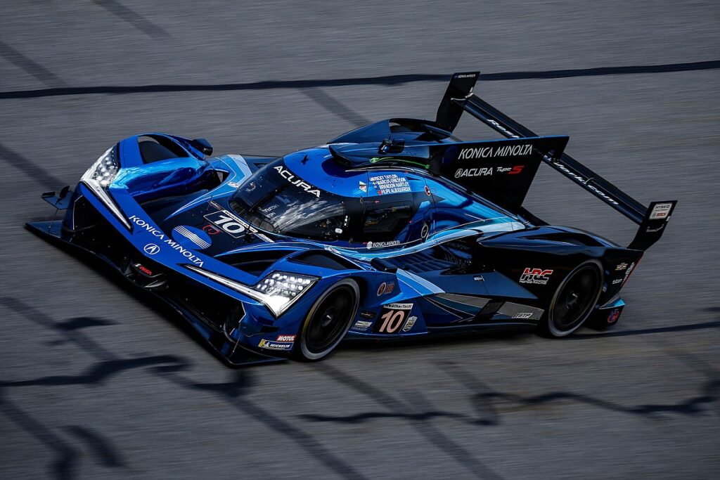 Acura grabs lead from Cadillac after crash-filled opening Acura grabs lead from Cadillac after crash-filled opening