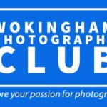 Логотип Клуба фотографии Уокингема на синем фоне