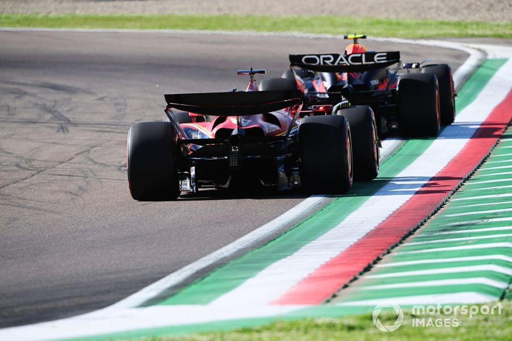 Sergio Perez, Red Bull Racing RB20, Charles Leclerc, Ferrari SF-24