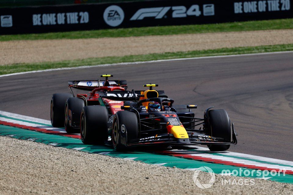 Sergio Perez, Red Bull Racing RB20, Carlos Sainz, Ferrari SF-24