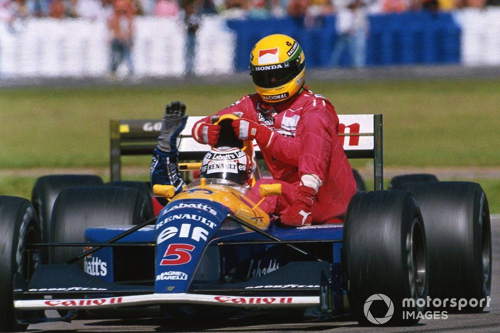 Ayrton Senna, McLaren receives a lift back to the pits from Nigel Mansell, Williams FW14 Renault