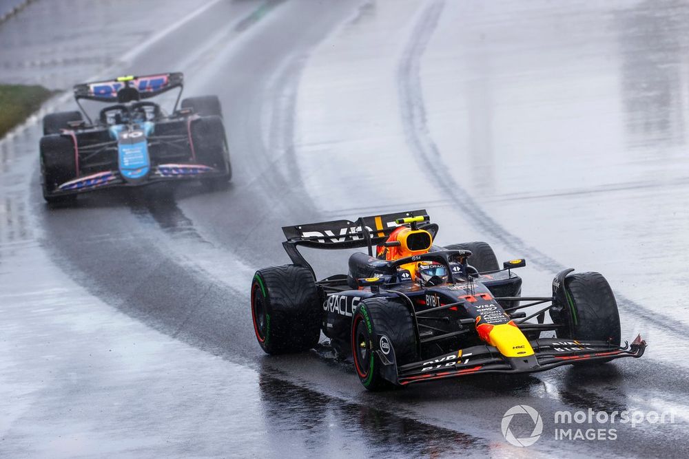 Sergio Perez, Red Bull Racing RB20, Pierre Gasly, Alpine A524