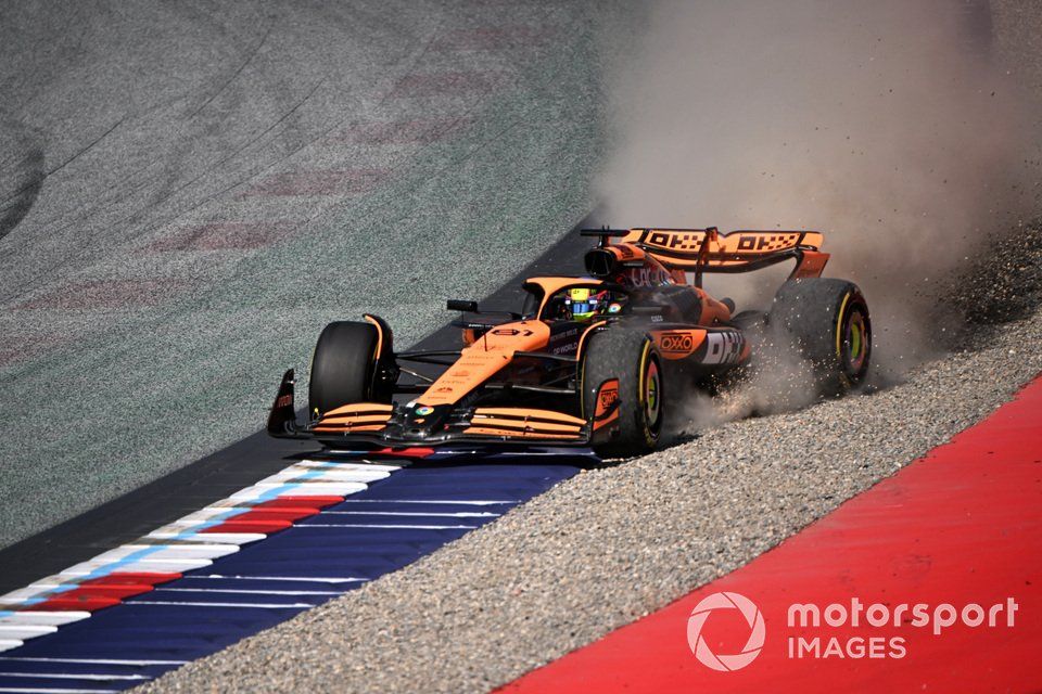 Oscar Piastri, McLaren MCL38, runs through the gravel