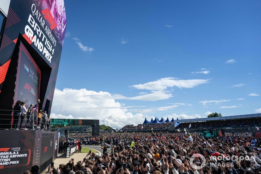 Peter Bonnington, Senior Race Engineer, Mercedes-AMG F1 Team, Max Verstappen, Red Bull Racing, 2nd position, Lewis Hamilton, Mercedes-AMG F1 Team, 1st position, Lando Norris, McLaren F1 Team, 3rd position, on the podium