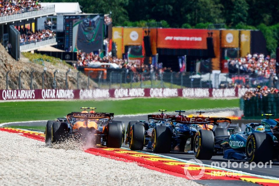 Lando Norris, McLaren MCL38, gets a wheel on the gravel at the start