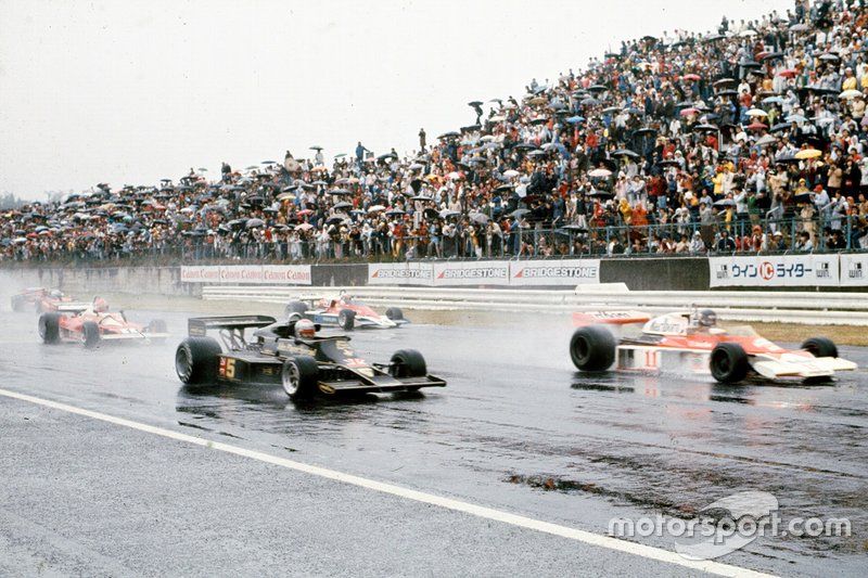 James Hunt, McLaren M23 Ford leads the field alongside Mario Andretti, Lotus 77 Ford with Niki Lauda, Ferrari 312T2 and John Watson, Penske PC4 Ford