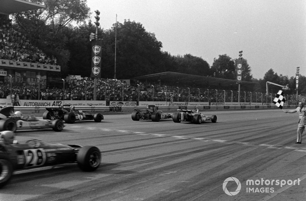 Peter Gethin, BRM P160 beats Ronnie Peterson, March 711 Ford across the finish line in the closest finish in an F1 race at 0.01 seconds.