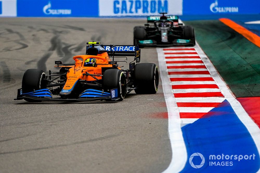 Lando Norris, McLaren MCL35M , Lewis Hamilton, Mercedes W12