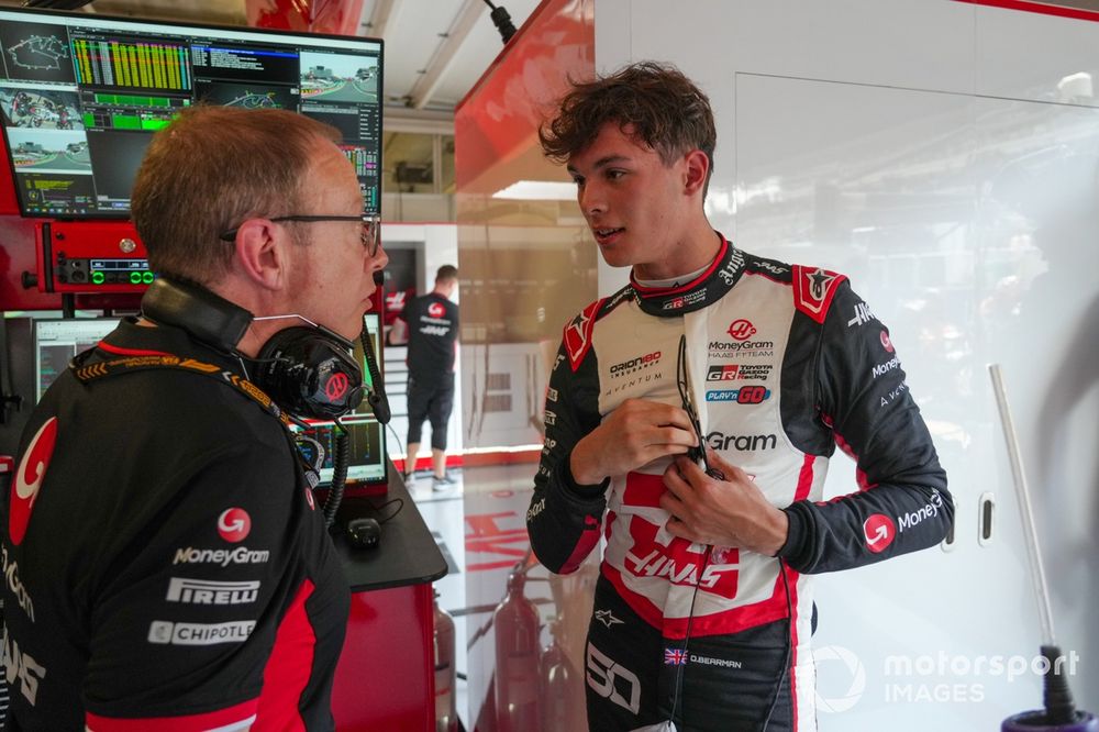 Oliver Bearman, Haas F1 Team, speaks with Mark Slade, Race Engineer, Haas F1 Team