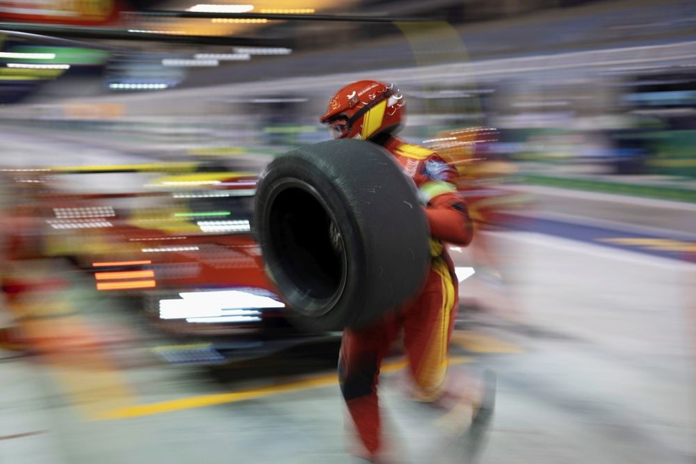 #50 Ferrari AF Corse Ferrari 499P pit stop action