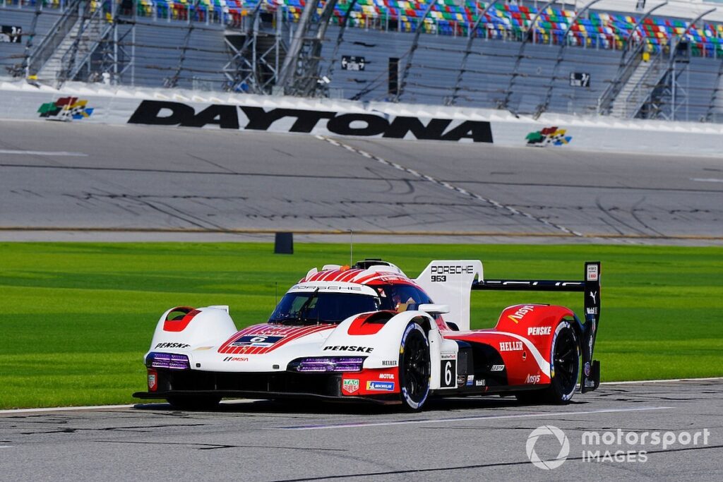 Porsche beats BMW by 0.035s in opening IMSA test session