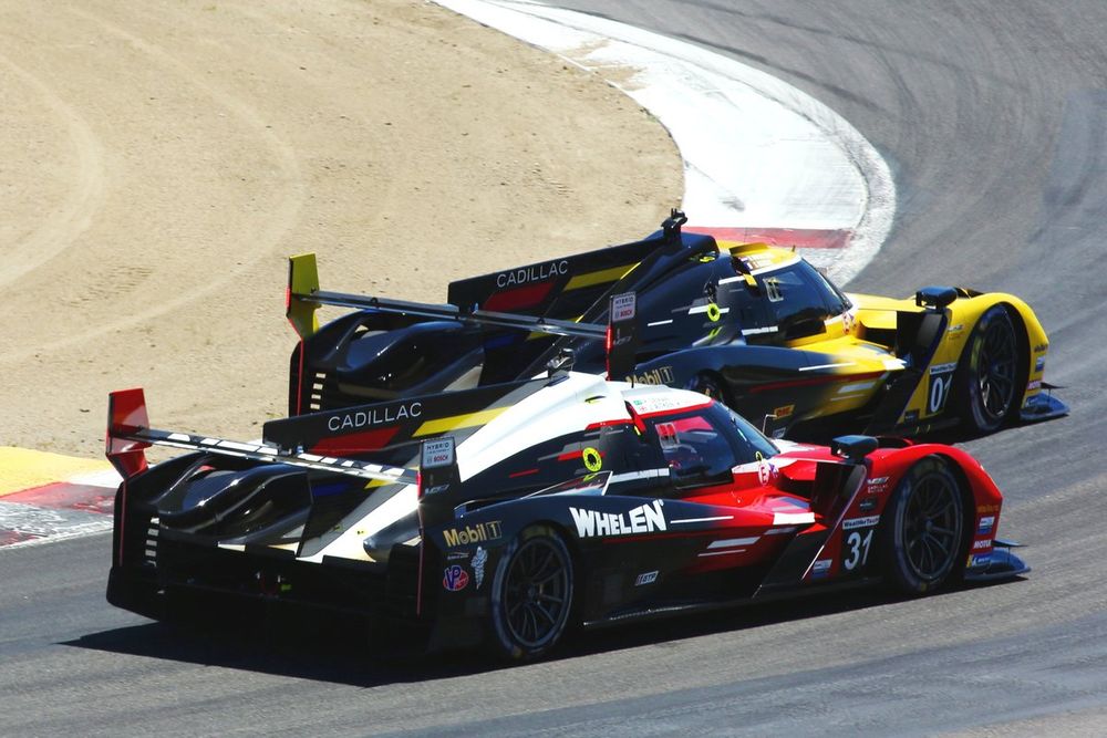 #31 Action Express Racing Cadillac V-Series.R: Pipo Derani, Jack Aitken, #01 Cadillac Chip Ganassi Racing Cadillac V-Series.R: Renger van der Zande, Sebastien Bourdais