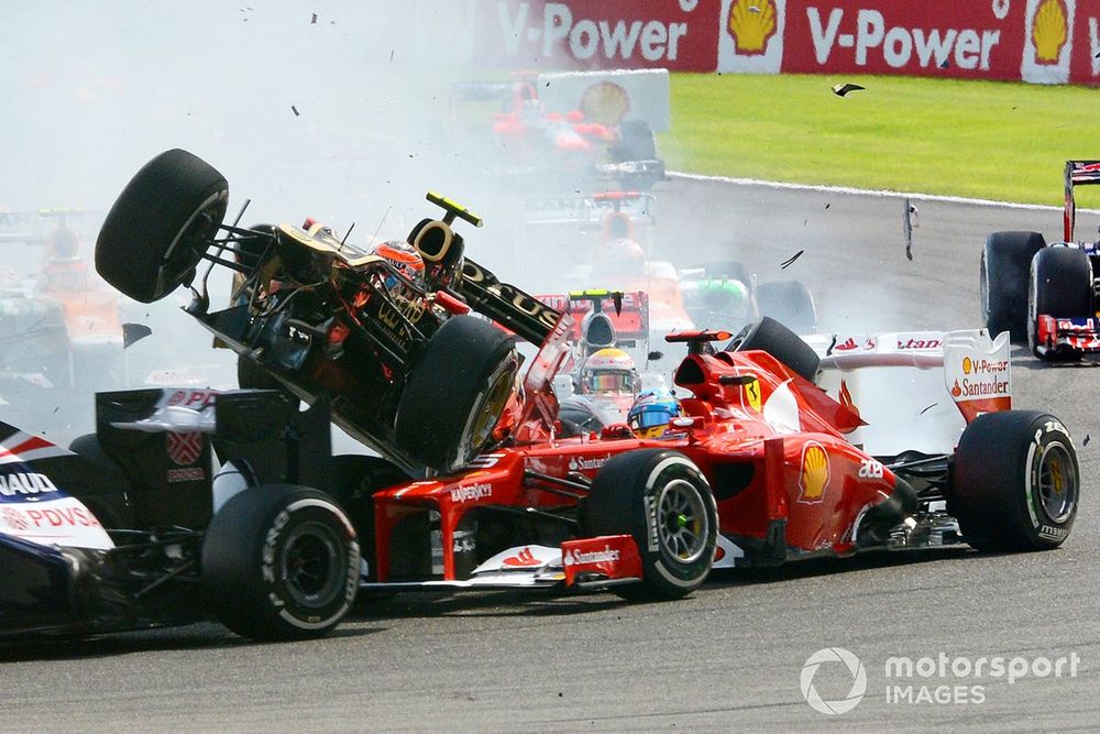 Romain Grosjean, Lotus E20 is launched over the top of Fernando Alonso, Ferrari F2012