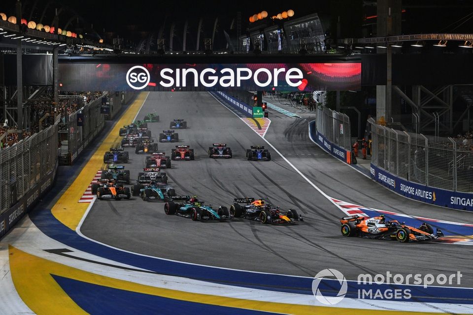 Lando Norris, McLaren MCL38, Max Verstappen, Red Bull Racing RB20, Lewis Hamilton, Mercedes F1 W15, George Russell, Mercedes F1 W15, Sergio Perez, Red Bull Racing RB20, the rest of the field at the start