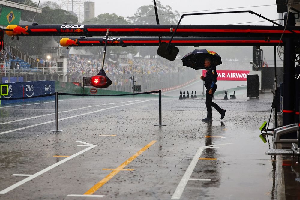 Rain falls ahead of the qualifying
