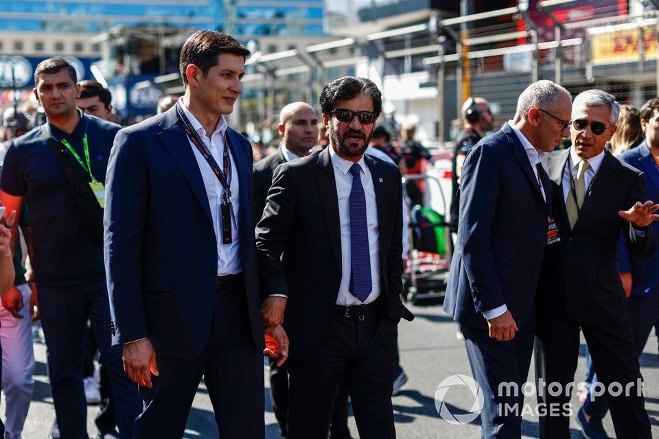 Mohammed Ben Sulayem, President, FIA, with official representatives on the grid 