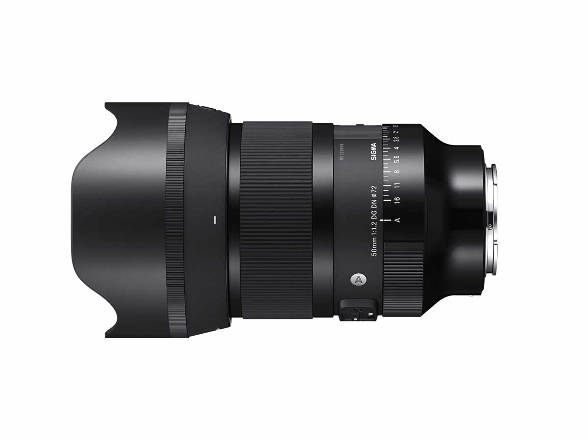 Объектив Sigma 50mm f/1.2 DG DN Art сбоку, включая лепестковую бленду на белом фоне