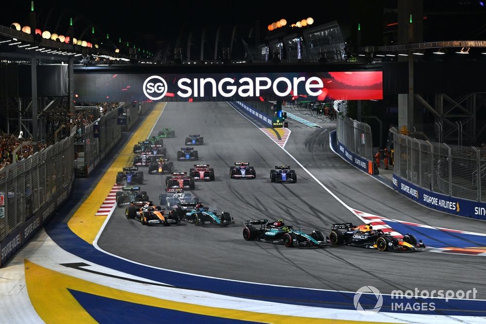 Max Verstappen, Red Bull Racing RB20, Lewis Hamilton, Mercedes F1 W15, George Russell, Mercedes F1 W15 