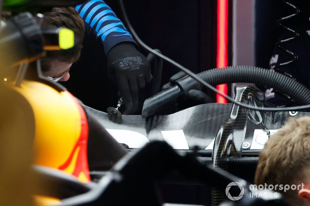 Mechanics of Red Bull Racing work on the car of Sergio Perez, Red Bull Racing RB20