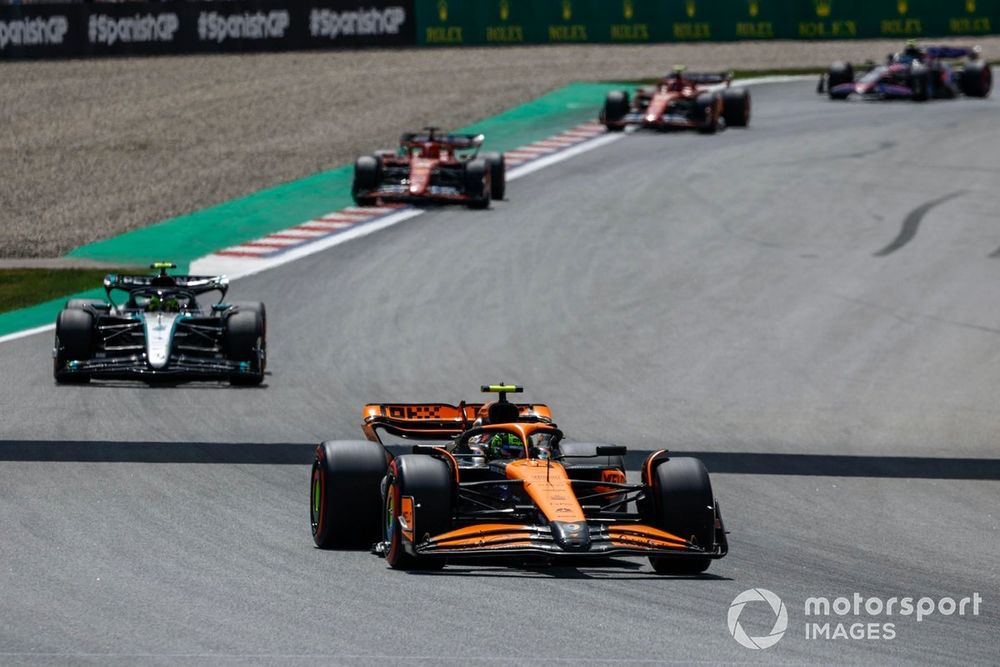 Lando Norris, McLaren MCL38, Lewis Hamilton, Mercedes F1 W15, Charles Leclerc, Ferrari SF-24