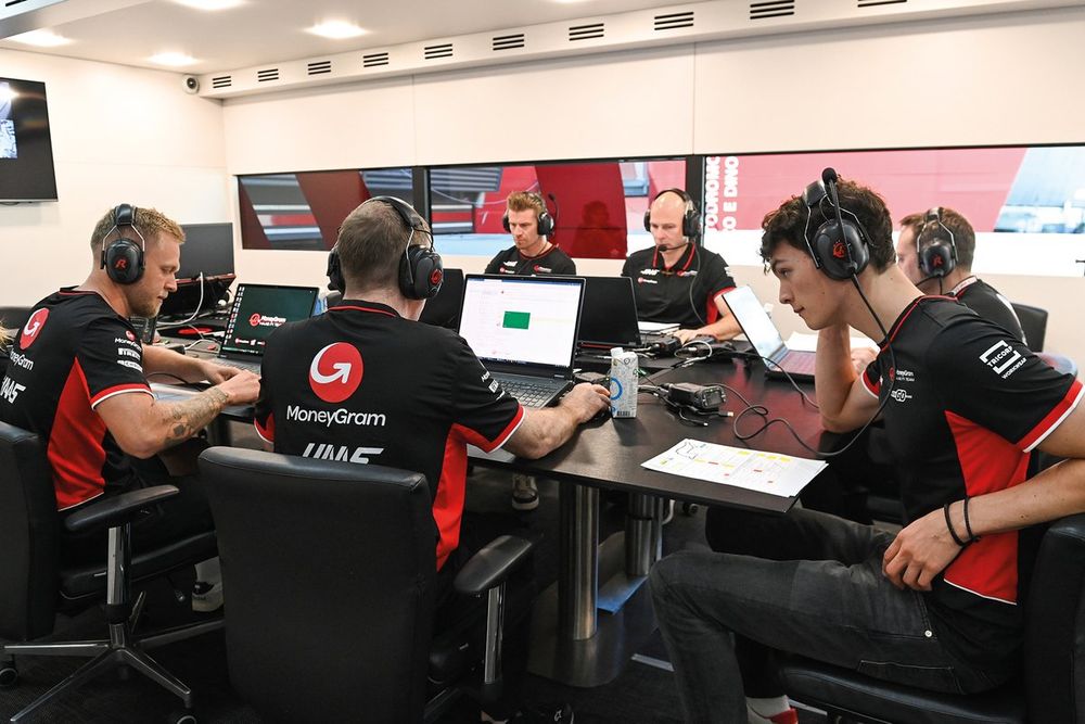 Kevin Magnussen, Haas F1 Team, Nico Hulkenberg, Haas F1 Team, and Oliver Bearman, Haas F1 Team, with engineers